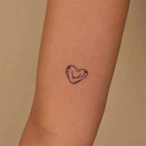 tatuaje de corazon pequeño|Tatuajes de Corazones para Mujeres: 22 Ideas con。